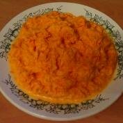 Салат из моркови с майонезом на тарелке